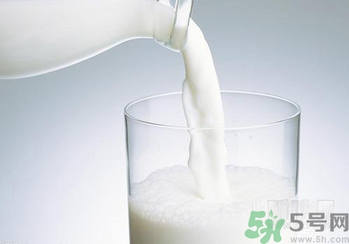 晚上喝純牛奶會(huì)長胖嗎？純牛奶什么喝比較好？