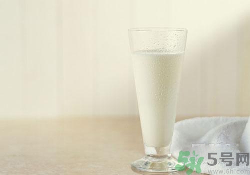 晚上喝純牛奶會(huì)長胖嗎？純牛奶什么喝比較好？