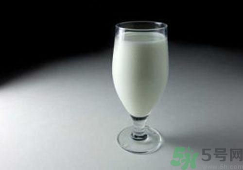 晚上喝純牛奶會(huì)長胖嗎？純牛奶什么喝比較好？