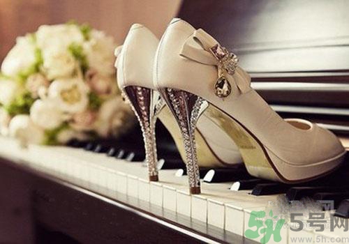 扁平足可以穿高跟鞋嗎？扁平足適合穿什么鞋？