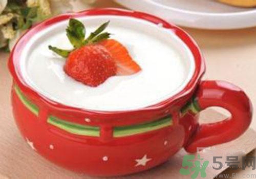 純牛奶和酸奶哪個(gè)營(yíng)養(yǎng)更高？喝純牛奶好還是酸奶好？