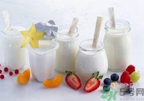 純牛奶和酸奶哪個(gè)營(yíng)養(yǎng)更高？喝純牛奶好還是酸奶好？