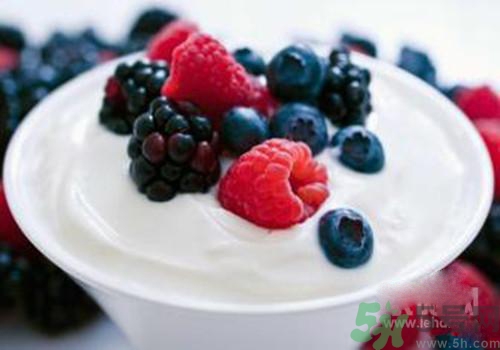 純牛奶和酸奶哪個(gè)營(yíng)養(yǎng)更高？喝純牛奶好還是酸奶好？