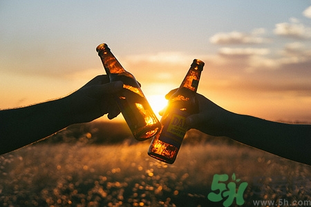 啤酒凍成冰還能喝嗎?啤酒凍了化開(kāi)還能喝嗎 啤酒凍成冰還能喝嗎?啤酒凍了化開(kāi)還能喝嗎