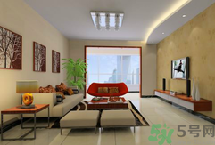 房子裝修完多久后可以入?。啃路咳胱∽⒁馐马?></p><h5>甲醛的危害：新房裝修后要空置多久能夠入住，和房間中甲醛的含量有關(guān)。甲醛對皮膚粘膜有很強(qiáng)的刺激作用，高濃度吸入時人體會出現(xiàn)呼吸道嚴(yán)重的刺激和水腫、眼刺激、頭痛、過敏性皮炎、支氣管哮喘甚至致癌。</h5><h5>有毒物苯和氨的揮發(fā)：新房裝修后的入住時間，要看另外一種有毒物質(zhì)苯多久可以揮發(fā)。苯及TVOC等物質(zhì)主要來自涂料、油漆及家具使用的膠黏劑，影響中樞神經(jīng)系統(tǒng)，出現(xiàn)頭暈、頭痛、無力、胸悶等癥狀。</h5><h3>新房入住注意事項</h3><p style=