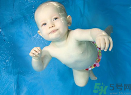 嬰兒游泳好不好？嬰兒游泳的好處及注意事項(xiàng)