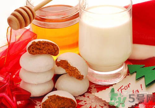 純牛奶和酸奶可以一起吃喝嗎？純牛奶和酸奶一起喝有什么好處？