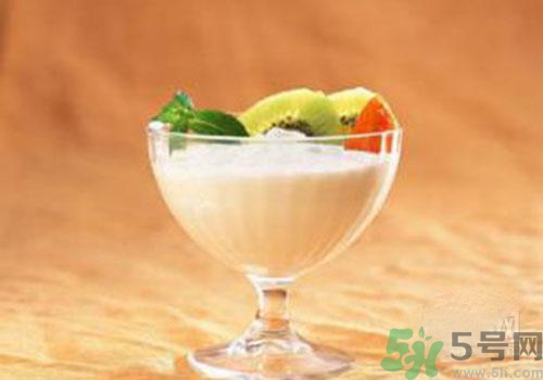 純牛奶和酸奶可以一起吃喝嗎？純牛奶和酸奶一起喝有什么好處？