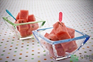 凍成冰的西瓜能吃嗎？吃西瓜拉肚子是怎么回事？