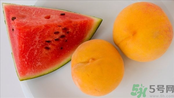 凍成冰的西瓜能吃嗎？吃西瓜拉肚子是怎么回事？