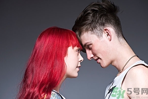 頭發(fā)染多了有什么危害？染什么顏色的頭發(fā)顯皮膚白？