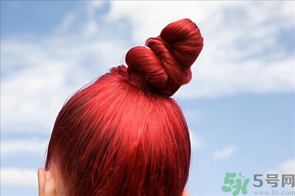 頭發(fā)染多了有什么危害？染什么顏色的頭發(fā)顯皮膚白？