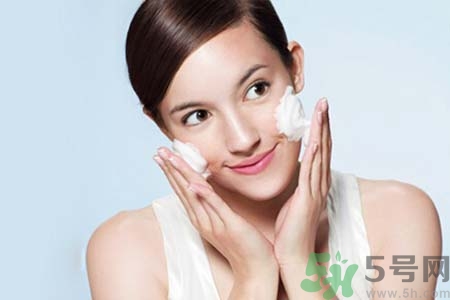 鼻子兩側長痘的原因是什么？如何去除鼻子兩側的痘？