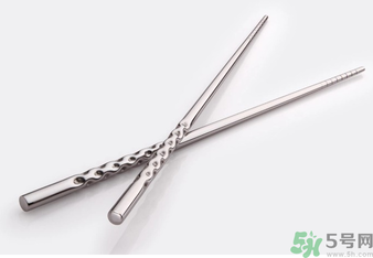 用不銹鋼筷子吃飯好不好？不銹鋼筷子有毒嗎？