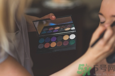 眼影可以當(dāng)高光用嗎?眼影可以用來(lái)打高光嗎 眼影可以當(dāng)高光用嗎?眼影可以用來(lái)打高光嗎