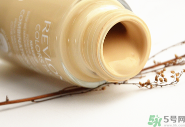 粉底液可以直接涂臉上嗎？粉底液用什么上妝最好？