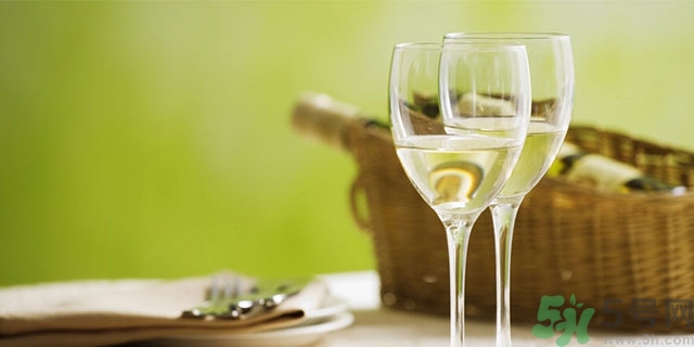 吃螃蟹能喝酒嗎?吃螃蟹喝什么酒? 吃螃蟹能喝酒嗎?吃螃蟹喝什么酒?