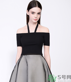 一字肩的衣服內(nèi)衣怎么穿？一字肩的衣服里面穿什么內(nèi)衣？