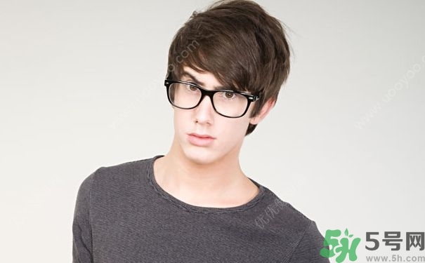 15歲男孩的標(biāo)準(zhǔn)身高應(yīng)該多高？15歲男孩的標(biāo)準(zhǔn)身高體重