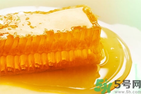 蜂蜜不能和什么一起吃？哪些人不能吃蜂蜜？