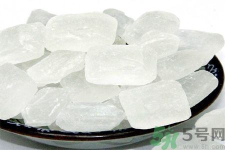 冰糖的功效與作用 冰糖的藥用價值 冰糖的功效與作用 冰糖的藥用價值