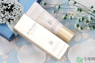 隔離霜用洗面奶能洗掉嗎？涂隔離霜需要卸妝嗎？