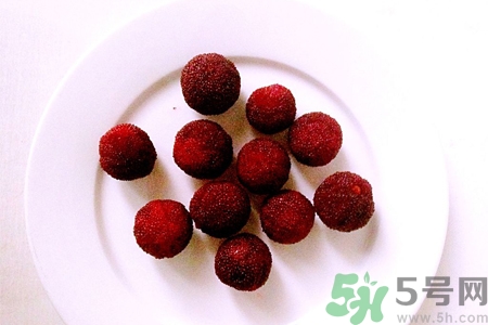 楊梅酒的功效與作用 楊梅酒的副作用 楊梅酒的功效與作用 楊梅酒的副作用