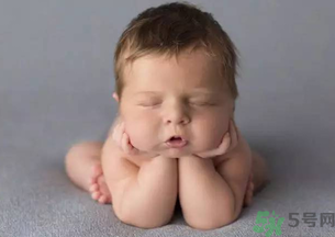 寶寶屁股上長(zhǎng)小紅疙瘩是怎么回事？寶寶屁股上長(zhǎng)小紅疙瘩怎么辦?