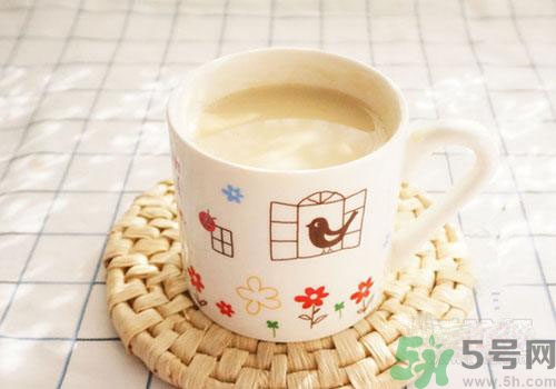 痛風(fēng)可以喝牛奶嗎？痛風(fēng)喝多少牛奶比較好？