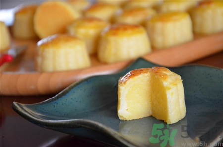 美心月餅和半島月餅?zāi)膫€(gè)好吃?半島月餅好吃嗎? 美心月餅和半島月餅?zāi)膫€(gè)好吃?半島月餅好吃嗎?