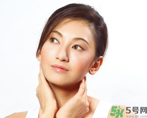 素顏霜和隔離霜的順序  素顏霜和隔離霜哪個(gè)先用？