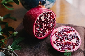 吃石榴手指發(fā)黃怎么辦？吃石榴手指變黑怎么辦？