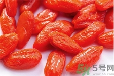 枸杞子泡水喝的功效有哪些？枸杞子泡水喝的害處有什么？