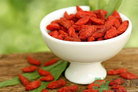 枸杞子泡水喝的功效有哪些？枸杞子泡水喝的害處有什么？