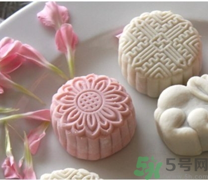 冰皮月餅是雪月餅嗎？冰皮月餅和雪月餅?zāi)膫€(gè)好吃？