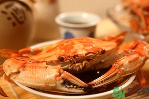 吃螃蟹可以喝紅酒嗎？吃螃蟹可以喝酒嗎？