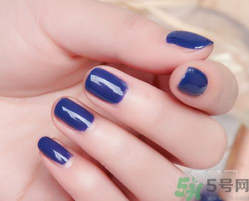 灰指甲可以涂指甲油嗎？得了灰指甲怎么辦？