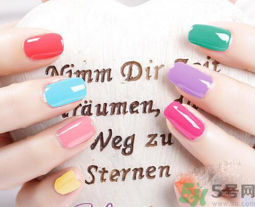 灰指甲可以涂指甲油嗎？得了灰指甲怎么辦？