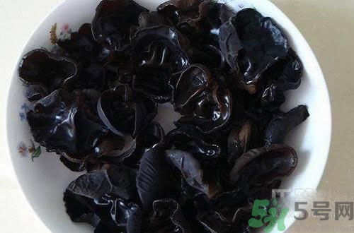 下巴長痘是上火嗎？下巴長痘吃什么好？