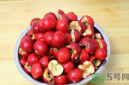 下巴長痘是上火嗎？下巴長痘吃什么好？