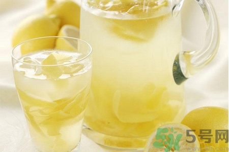 檸檬水能隔夜喝嗎？隔夜的檸檬水還能喝嗎？