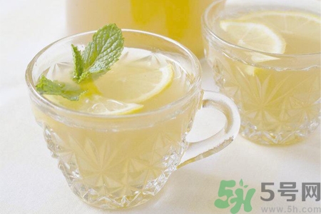 檸檬水能隔夜喝嗎？隔夜的檸檬水還能喝嗎？