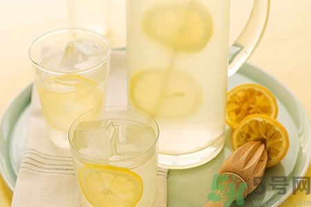 檸檬水能隔夜喝嗎？隔夜的檸檬水還能喝嗎？