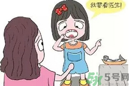 魚(yú)刺卡在喉嚨里怎么辦？取魚(yú)刺的小技巧有哪些？