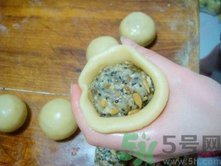 五仁月餅的做法 五仁月餅餡料的做法 五仁月餅的做法 五仁月餅餡料的做法