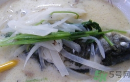 鯽魚(yú)可以和豆腐一起吃嗎?鯽魚(yú)能和豆腐同吃嗎? 鯽魚(yú)可以和豆腐一起吃嗎?鯽魚(yú)能和豆腐同吃嗎?