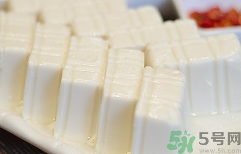 鯽魚(yú)可以和豆腐一起吃嗎?鯽魚(yú)能和豆腐同吃嗎? 鯽魚(yú)可以和豆腐一起吃嗎?鯽魚(yú)能和豆腐同吃嗎?