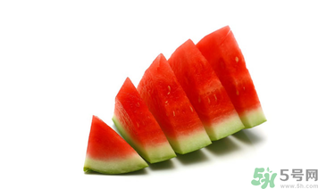 吃完螃蟹能吃西瓜嗎？吃完螃蟹多久可以吃西瓜？