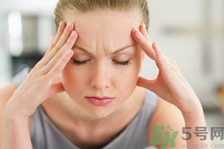 偏頭痛的原因是什么？女性偏頭痛的癥狀有哪些？