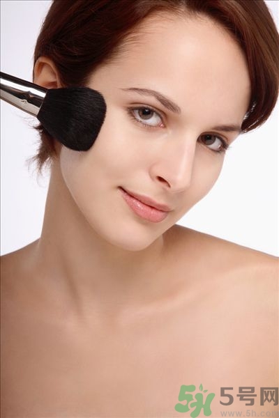 粉底液哪個(gè)牌子好？怎樣正確的選擇適合自己膚質(zhì)的粉底？